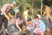 Polres Lingga Bersama Instansi Terkait dan Masyarakat Tanam Mangrove Di Pesisir Pantai Desa Sedamai