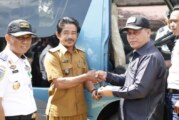 Dukung Mobilitas Pelajar di Desa Bukit Harapan, Pemkab Lingga Serahkan Satu Unit Bus