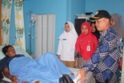 Wakil Bupati Lingga Beserta Istri Jenguk Pasien RSA dr. Lie Dharmawan di Senayang