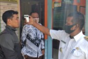 Seluruh Staf, PTT, THL Di Lingkungan Kantor Camat Singkep Barat di Cek Suhu Tubuhnya