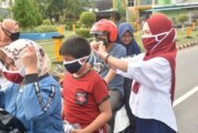 Persatuan Istri Anggota Dewan (PISWAN) Kab. Lingga Bagi Ratusan Masker ke Pengendara