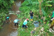 Cegah Penyebaran Covid-19, DLH Lingga Goro Bersihkan Aliran Sungai Setajam