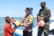 TNI-Polri di Kab. Lingga Bagikan Ratusan Sembako ke Warga Kurang Mampu