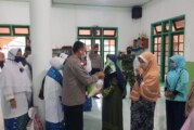 Polres Lingga Bersama Lanal Dabo dan Majelis ta’lim Salurkan Sembako