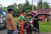 Peduli Covid-19, Tim Penggerak PKK Kec. Singkep Barat Berbagi Takjil dan Ratusan Masker