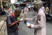 Sambut Hari Bhayangkara ke-74, Polwan dan PNS Polres Lingga Bagikan Masker Gratis