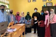 Tim Kukerta Relawan Covid-19 Unri Desa Tanjung Harapan Bagikan Buku Panduan Protokol Kesehatan ke Sekolah-sekolah