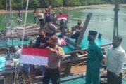 Polsek Singkep Barat Bagikan Bendera Merah Putih kepada Komunitas Nelayan di Desa Sungai Buluh