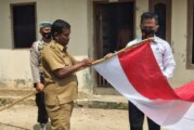 Bangkitkan Rasa Nasionalisme, Camat Singkep Barat Gantikan Bendera Warga yang Telah Usang