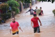 Prajurit Yonmarhanlan IV Evakuasi Korban Banjir yang Melanda Kota Tanjungpinang