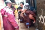 Kisah Heroik Kapolsek Mengevakuasi Korban Banjir, Digendong hingga Didorong Gerobak