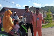 Bersama Camat dan Kapolsek, Tim Penggerak PKK Kecamatan Singkep Barat Bagikan Takjil