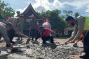 Kapolres Lingga Bersama Camat Perbaiki Jalan Berlubang di Singkep Barat