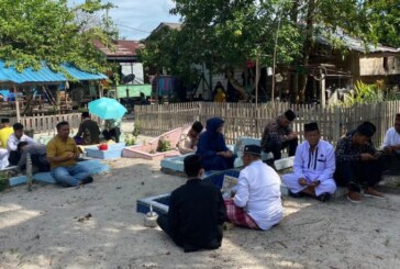 Warga Desa Tanjung Irat Laksanakan Ziarah Kubur Usai Salat Idul Fitri
