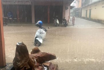 Jalan Perusahaan Dabo Singkep Banjir Akibat Hujan Deras