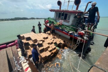 Kapal Pengangkut Sembako Karam di Pelabuhan Dabo Singkep