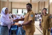 236 Siswa SMAN 1 Singkep Terima BTD dari Pemprov Kepri