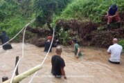 Warga RW 11 Kelurahan Dabo Goro Bersama Bersihkan Sungai
