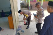 Sedekah Berkah : Personil Polsek Singkep Beri Bantuan Sembako dan Bagikan Puluhan Sandal ke Masjid