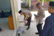 Sedekah Berkah : Personil Polsek Singkep Beri Bantuan Sembako dan Bagikan Puluhan Sandal ke Masjid