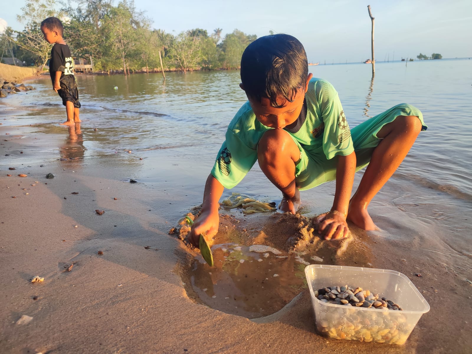 Isi Libur Akhir Pekan dengan Kegiatan Menyenangkan: Mencari Remis di Pantai Desa Tanjung Harapan | f. Eko