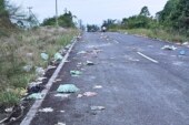 Sampah Berserakan di Jalan SMK Negeri Singkep Menuju Batu Berdaun, Warga Dabo Singkep Keluhkan Minimnya Kesadaran Lingkungan