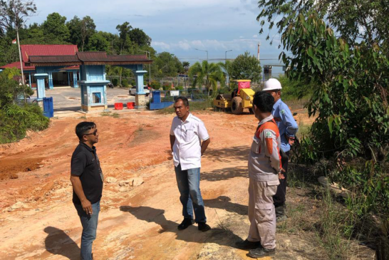 Wakil Bupati Lingga Tinjau Langsung Perbaikan Jalan Pelabuhan Roro Penarik