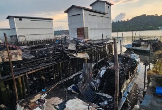 Insiden Kebakaran Kembali Terjadi di Senayang, Dua Rumah dan Dua Speedboat Terbakar