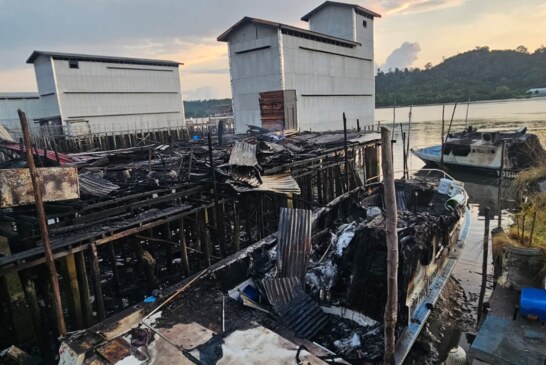 Insiden Kebakaran Kembali Terjadi di Senayang, Dua Rumah dan Dua Speedboat Terbakar