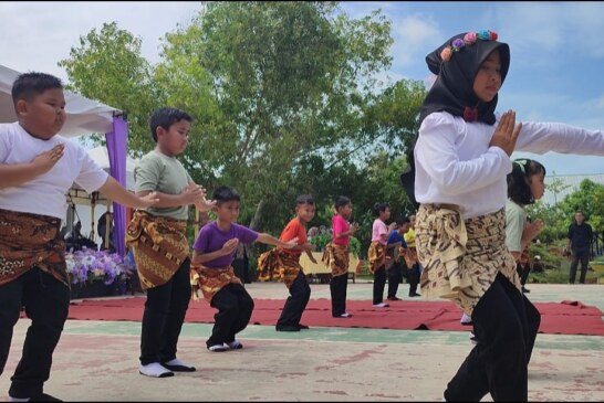 Panggung Kreativitas dan Tangis Haru Warnai Perpisahan 21 Murid SD 008 Singkep