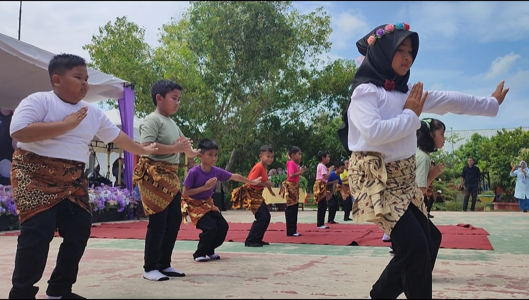 Panggung Kreativitas dan Tangis Haru Warnai Perpisahan 21 Murid SD 008 Singkep
