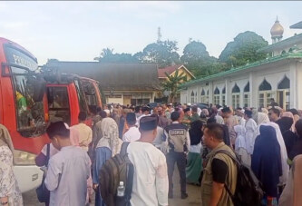 Bupat Lingga Muhammadi Nizar Resmi Lepas 61 Jamaah Haji Kabupaten Lingga Menuju Tanah Suci