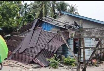 Angin Puting Beliung Hantam Pemukiman Warga di Bukit Kabung, Dua Rumah Warga Rusak Parah