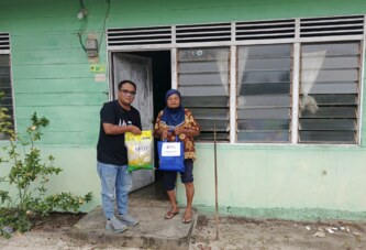Rayakan Ulang Tahun Pertama, LMG Bagikan Puluhan Paket Sembako untuk Lansia dan Warga Kurang Mampu di Singkep