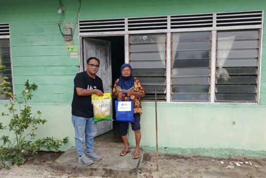 Rayakan Ulang Tahun Pertama, LMG Bagikan Puluhan Paket Sembako untuk Lansia dan Warga Kurang Mampu di Singkep