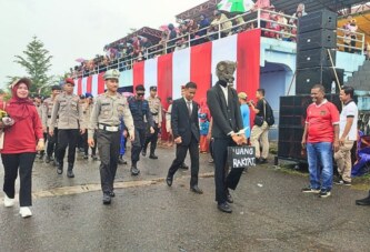 Semarak Pawai Pembangunan HUT ke-80 RI di Lingga: Hujan Gerimis Tak Lunturkan Antusiasme Ribuan Peserta