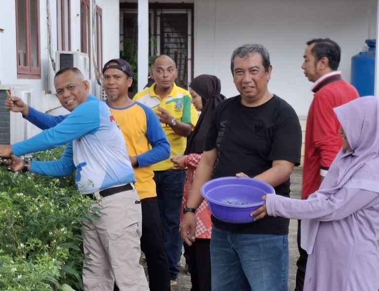 Dari Pekarangan Jadi Berkah: Barenlitbang Lingga Panen Perdana Cabai Rawit | f. Redaksi