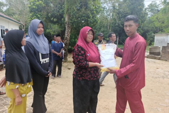Apri Fajar Hermanto Salurkan 83 Paket Beras untuk Warga KAT Sungai Buluh: “Meski Jauh di Mata, Tetap Dekat di Hati”