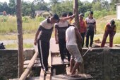 Polres Lingga Bersama Warga Perbaiki Jembatan Akses Menuju Masjid As-Salam Dusun II Batu Kacang