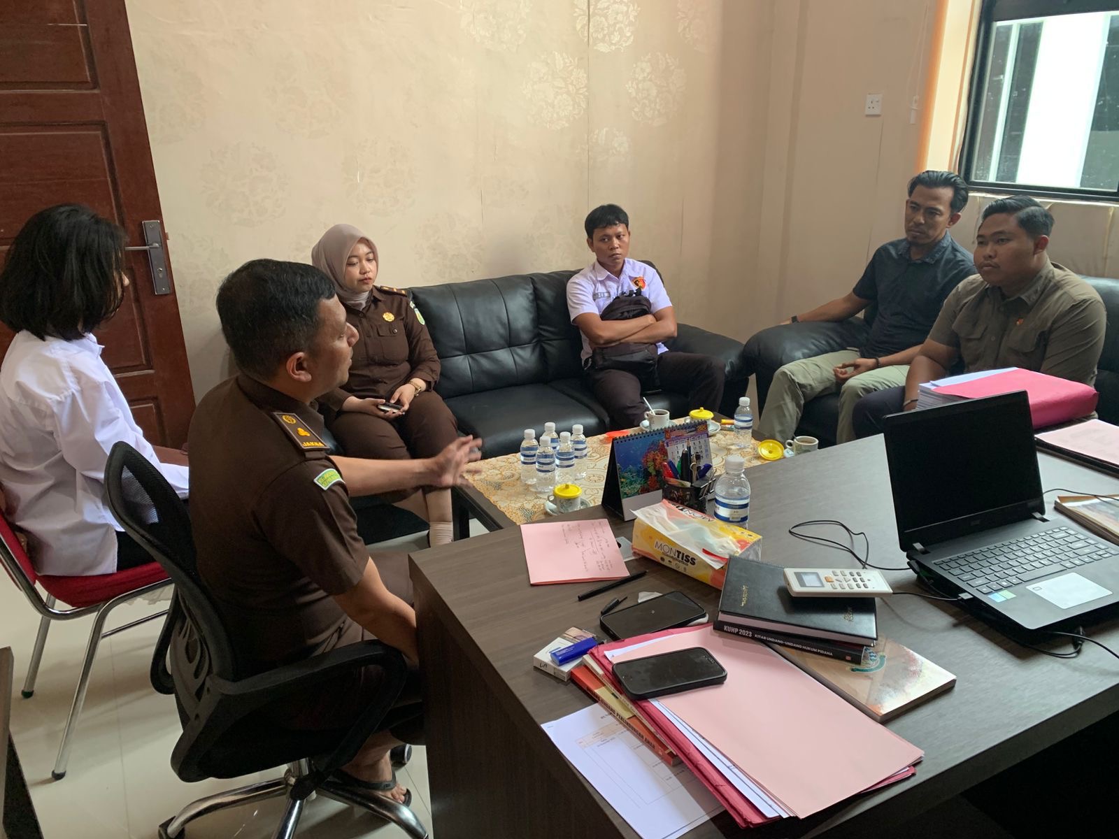 Satreskrim Polres Lingga Limpahkan Tersangka dan Barang Bukti Tahap II Kasus Pencabulan Anak ke Kejaksaan | F. Redaksi