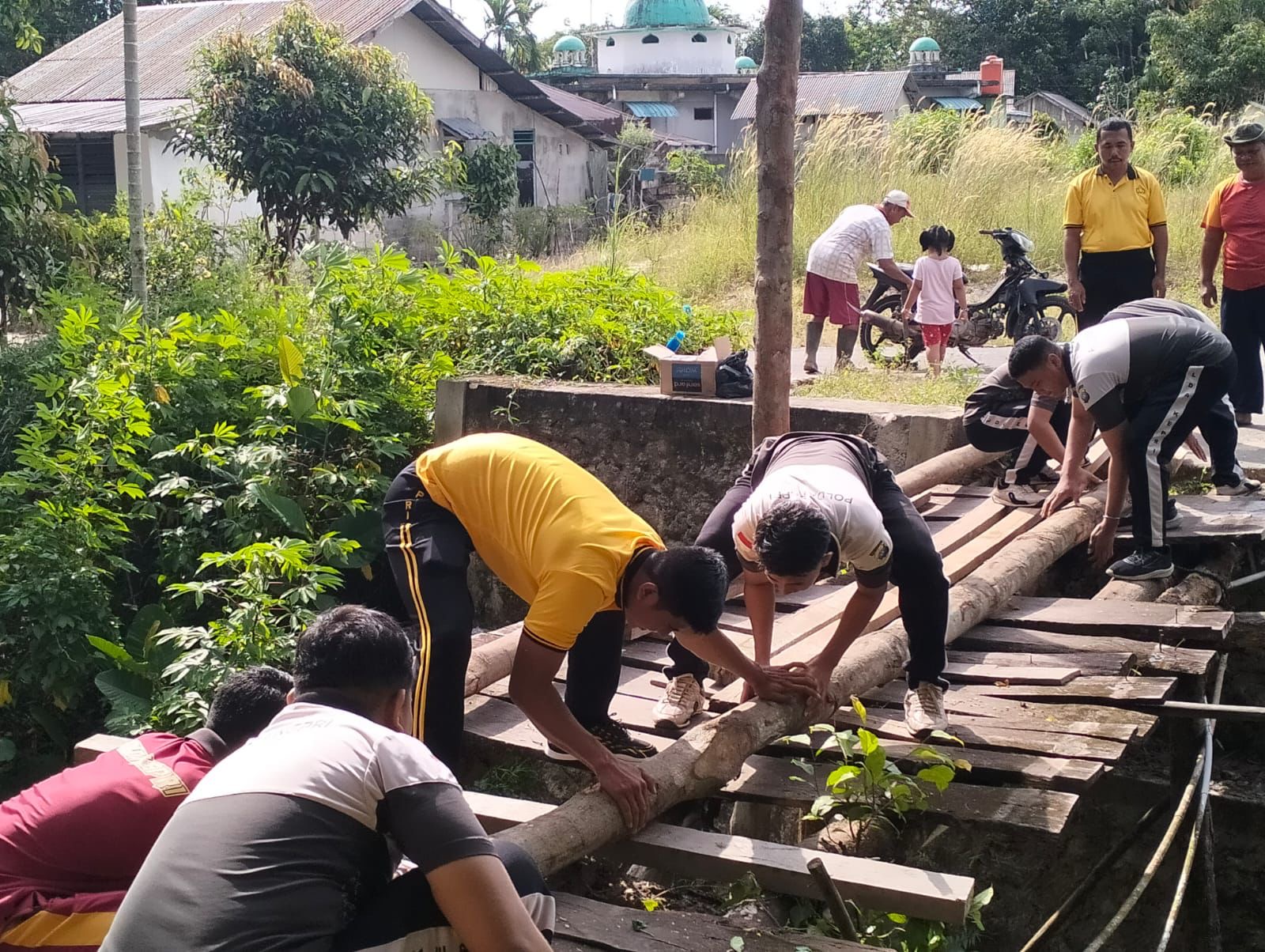 Polres Lingga Bersama Warga Perbaiki Jembatan Akses Menuju Masjid As-Salam Dusun II Batu Kacang | F. Redaksi