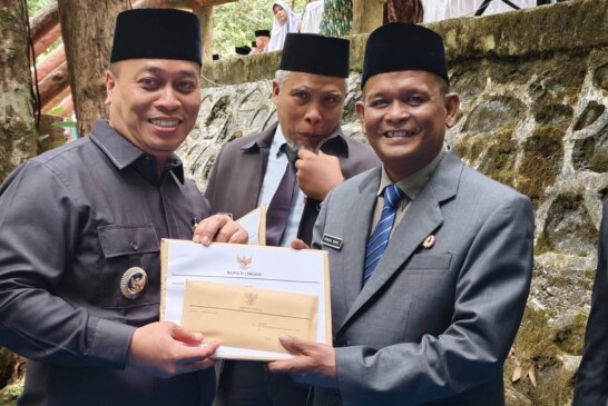 Bupati Lingga Lantik Enam Pejabat Tinggi Pratama di Air Terjun Resun