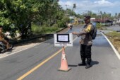 Cegah Risiko Kecelakaan, Polres Lingga Pasang Plang Peringatan di Jalan Terdampak Gelombang Pasang