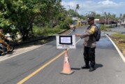 Cegah Risiko Kecelakaan, Polres Lingga Pasang Plang Peringatan di Jalan Terdampak Gelombang Pasang