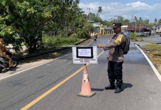 Cegah Risiko Kecelakaan, Polres Lingga Pasang Plang Peringatan di Jalan Terdampak Gelombang Pasang