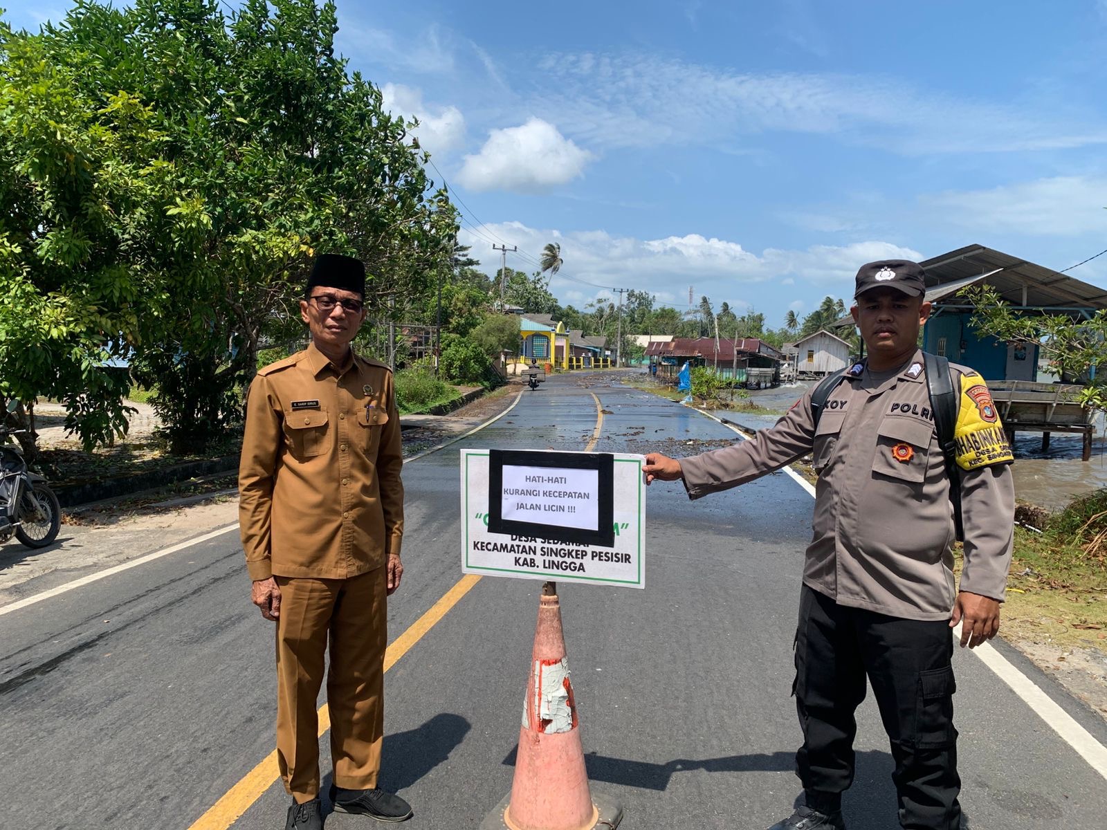 Cegah Risiko Kecelakaan, Polres Lingga Pasang Plang Peringatan di Jalan Terdampak Gelombang Pasang