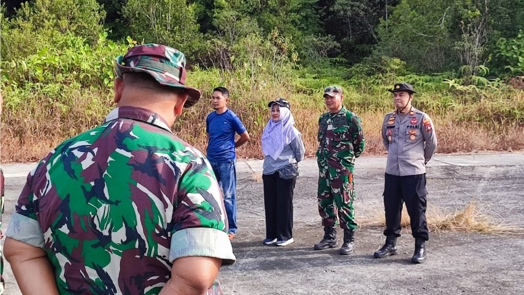 Sambut Ramadhan 1447 H, Camat Singkep Barat Pimpin Gotong Royong Bersihkan TPU | F. Redaksi