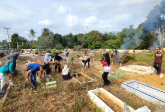 Sambut Ramadhan 1447 H, Camat Singkep Barat Pimpin Gotong Royong Bersihkan TPU