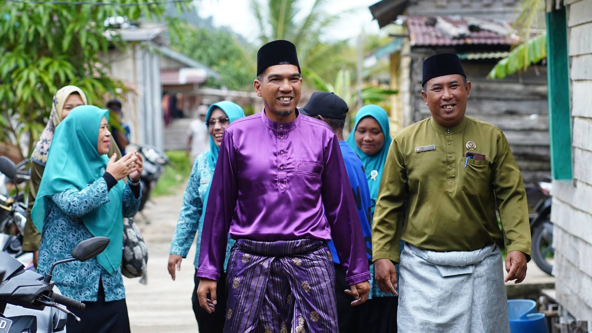 Wabup Lingga Salurkan 30 Bibit Kelapa di Desa Kelumu, Sinergi TP PKK dan Dinas Pertanian Dorong Ketahanan Pangan dan Cegah Stunting | F. Diskominfo Lingga