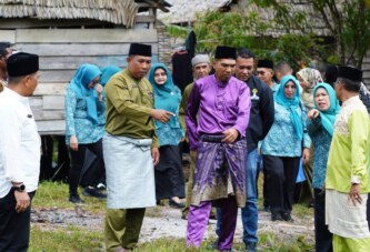 Wabup Lingga Salurkan 30 Bibit Kelapa di Desa Kelumu, Sinergi TP PKK dan Dinas Pertanian Dorong Ketahanan Pangan dan Cegah Stunting